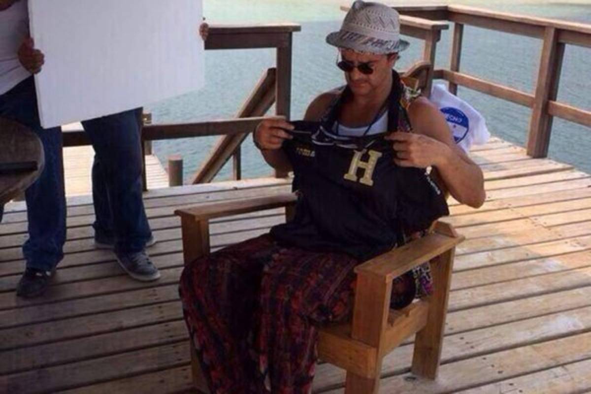 FOTOS: Famosos que han posado con la camisa de la Selección de Honduras