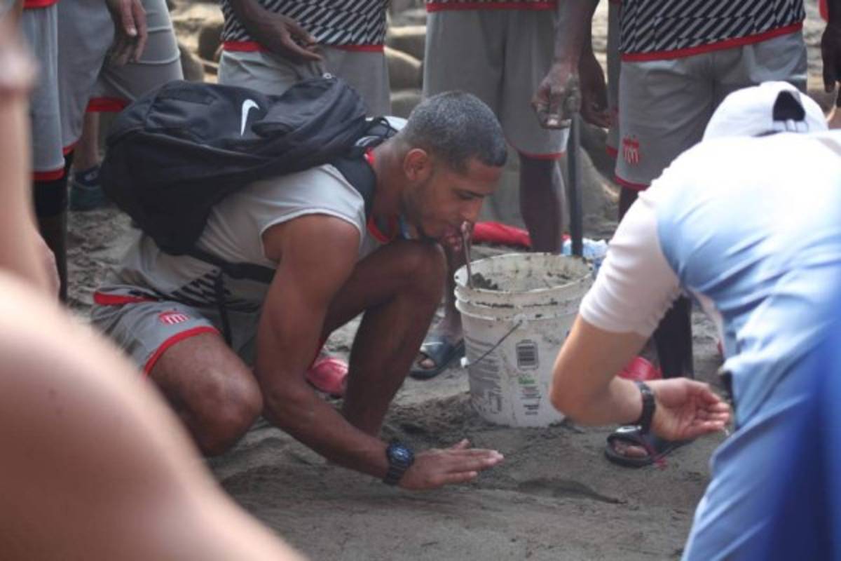 Sonrisas, unidad y el escudo de arena de los jugadores del Vida
