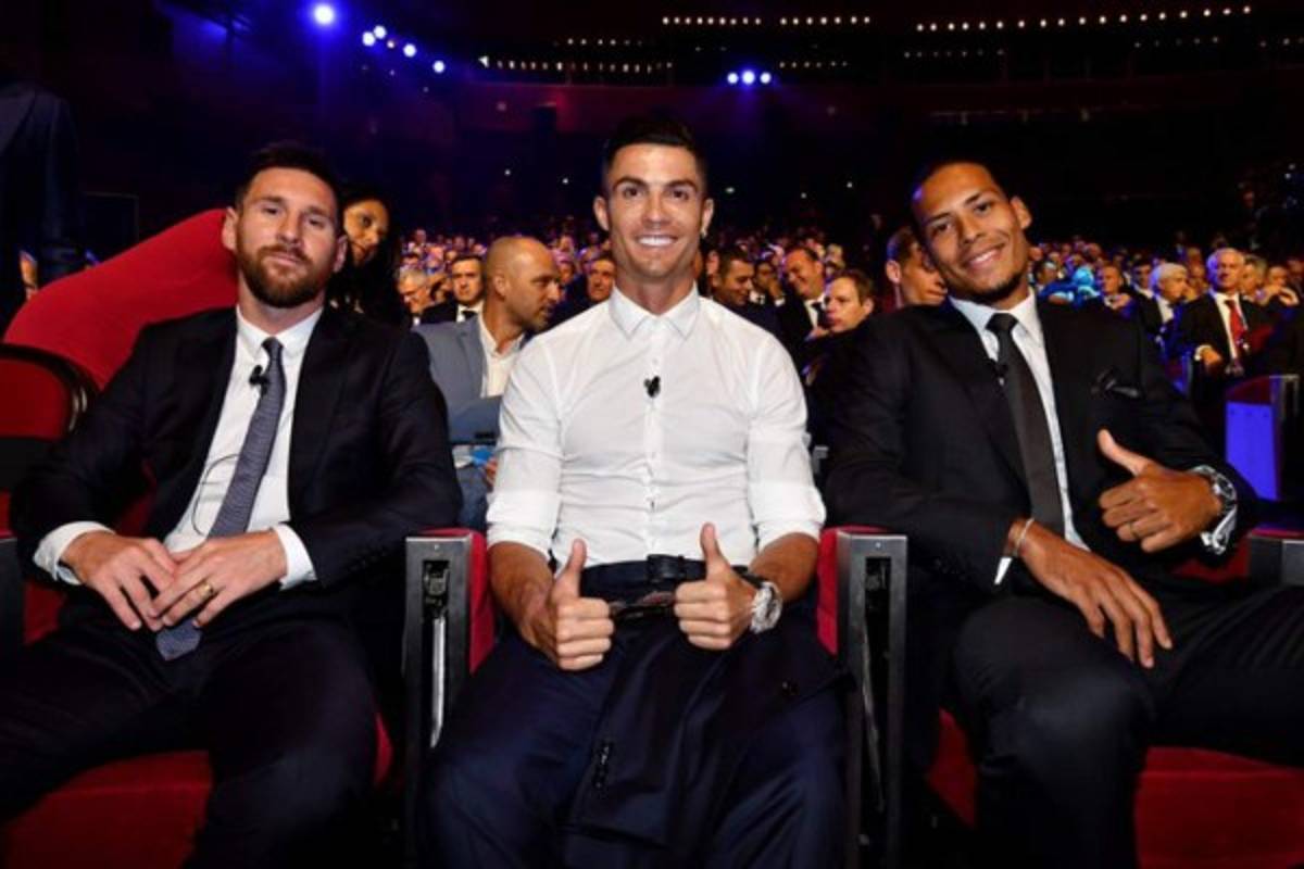 Fotos: Un elegante Messi, estilo rockero de Van Djik y la selfie de Cristiano en el sorteo de la Champions