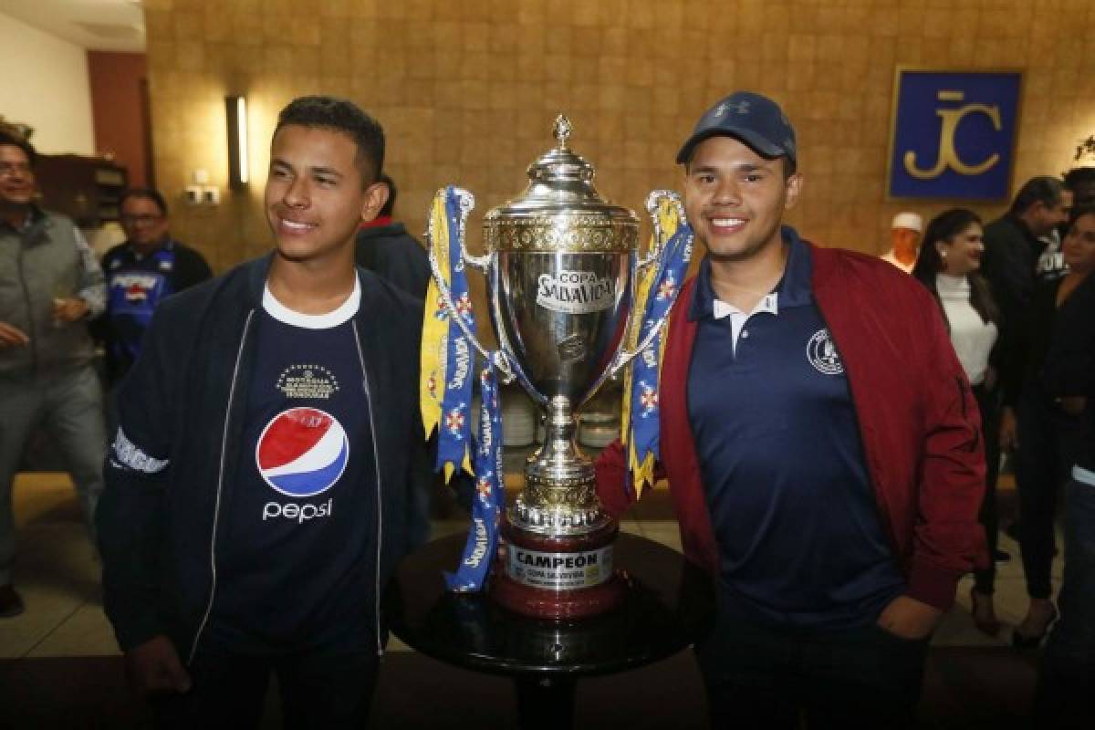 EN FOTOS: La íntima celebración de Motagua en su camerino tras ganar la copa 16