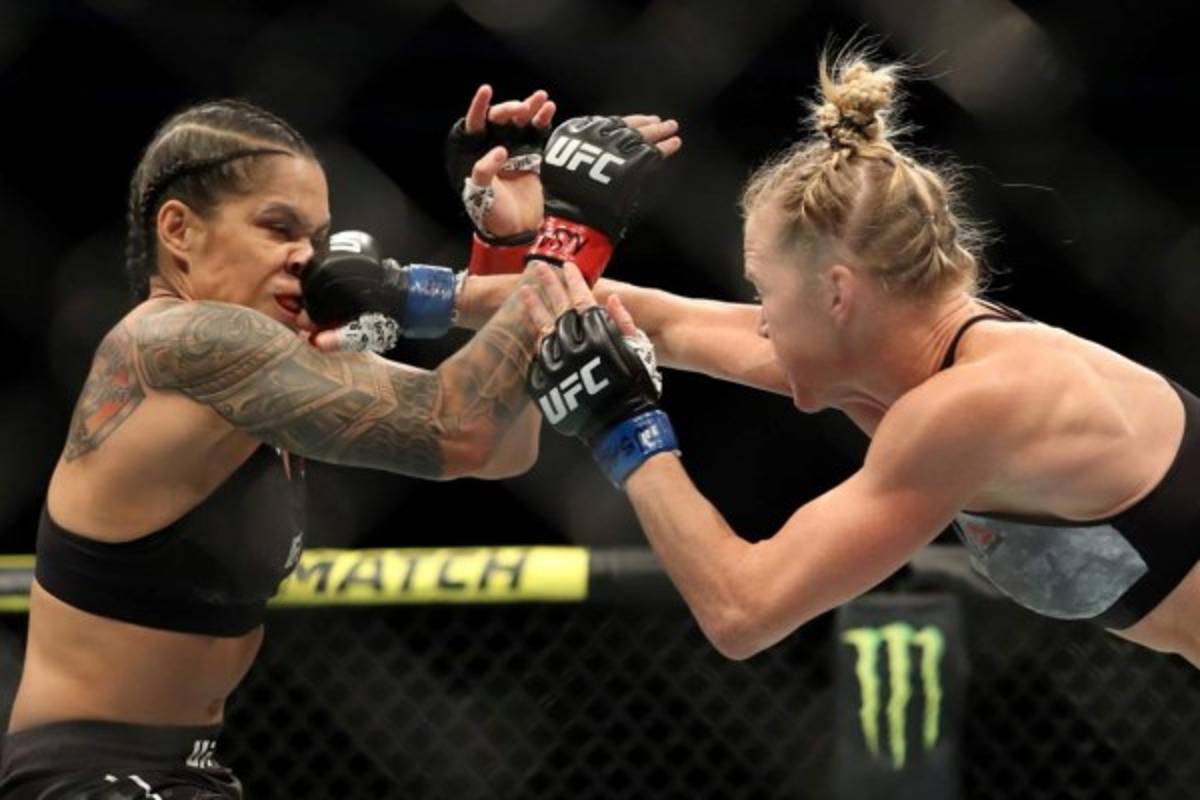 Amanda Nunes, posa de forma intima en Instagram con sus cinturones de campeona de la UFC