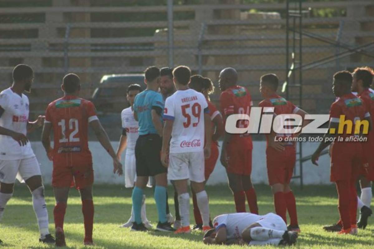 Fotos: La bronca de Obed con Carlos Pineda y el portero del Real de Minas que jugó de delantero