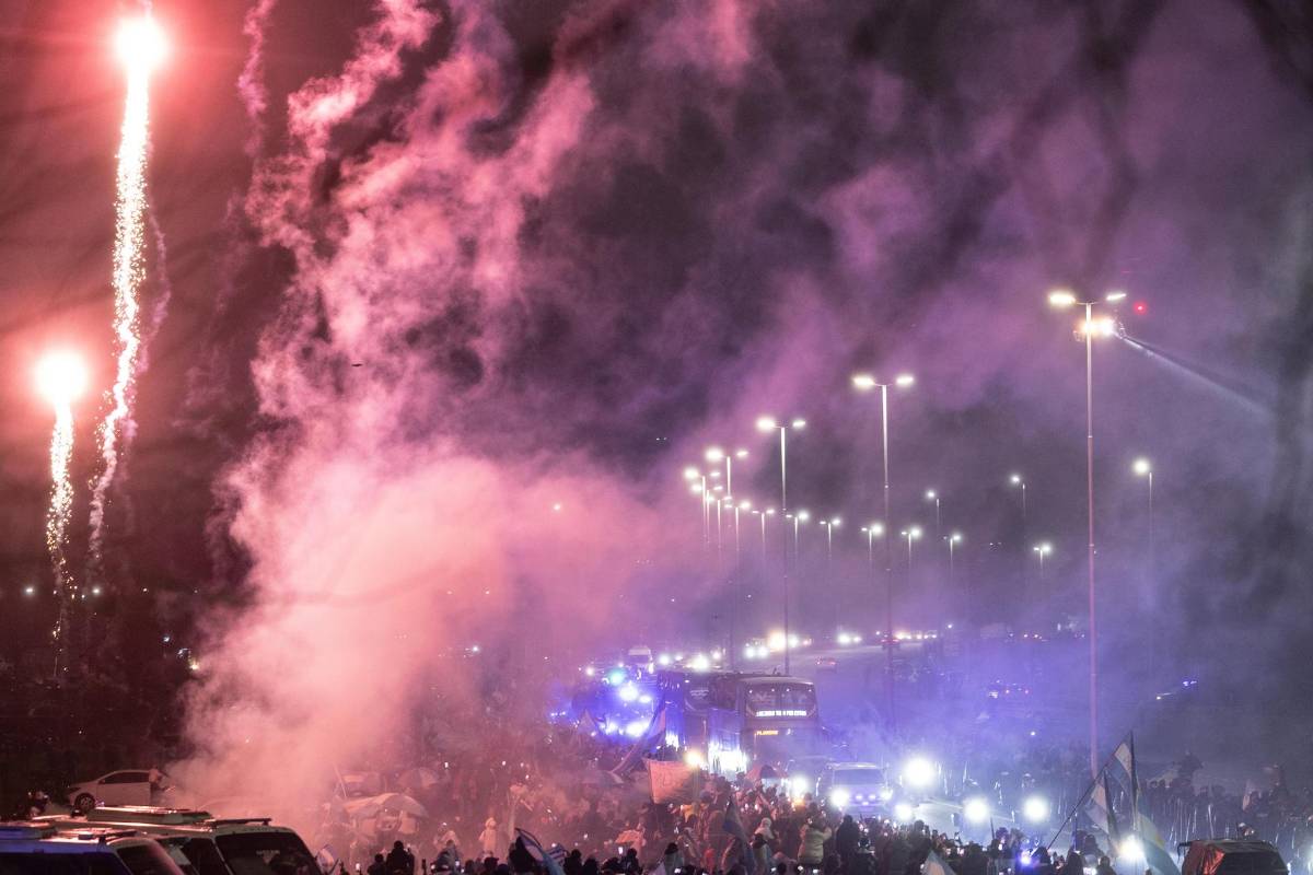 ¿Y Messi? Con la Policía, gran show y la alfombra roja en el regreso de Argentina
