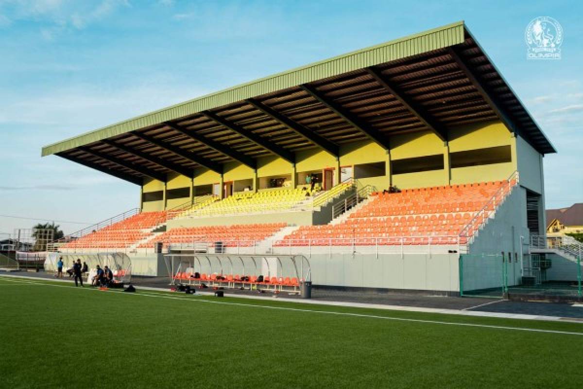 Agotados, pero sin perder la sonrisa tras un largo viaje: Así fue el reconocimiento de cancha del Olimpia en Surinam