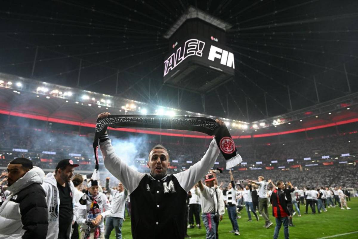 ¡Locura total! La invasión de los hinchas del Eintracht Frankfurt tras volver a una final europea 42 años después