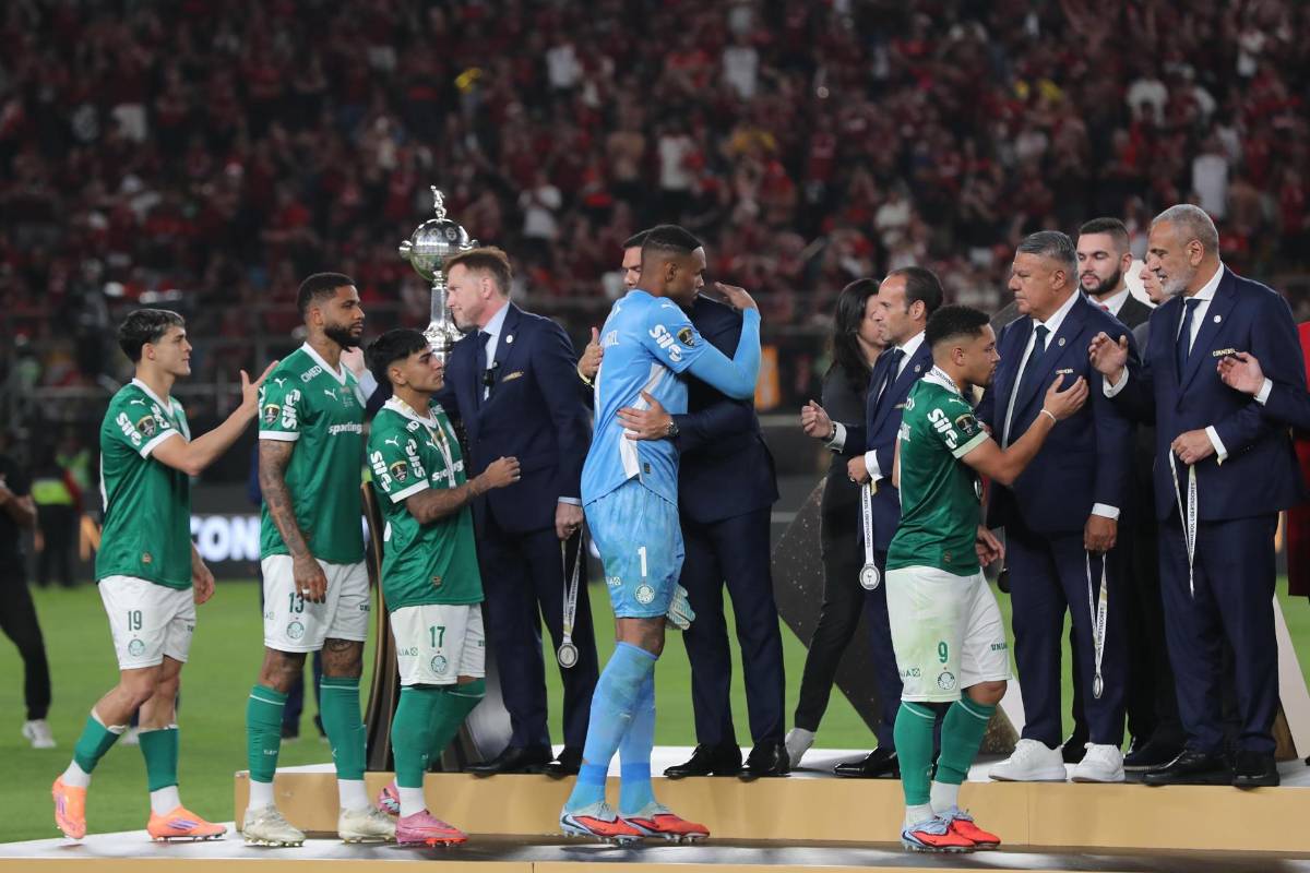 Puyol rechaza el trofeo de Copa Libertadores, el fallo del árbitro y el VAR; celebración de Flamengo y el récord que se rompió