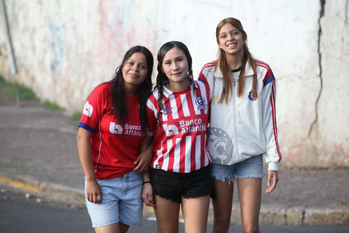 ¿Quién era la bella dama de blanco? Mixco sorprende con trajes y la Ultra se roba el show