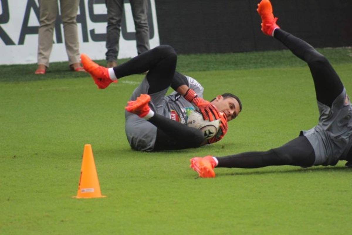 Adidas manda bien equipado a Keylor Navas que da el ejemplo en los entrenamientos