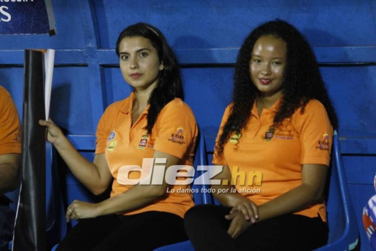 ¡PRECIOSAS! Las bellas chicas que llegaron al estadio Morazán