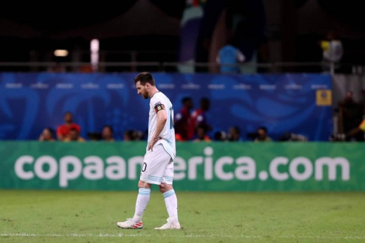 Argentina: El dolor de Messi y la sexi aficionada en la derrota ante Colombia en la Copa América 2019