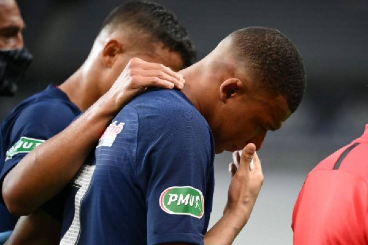 Fotos: Mbappé, entre lágrimas y en muletas, la tremenda pelea por su lesión y el festejo del PSG