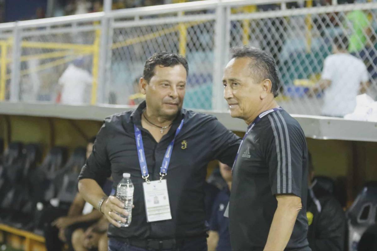 El amor invade a Nixon Cruz, vuelve tras meses lesionado y aficionada de Choloma se lleva las miradas en el juego que triunfó Real España