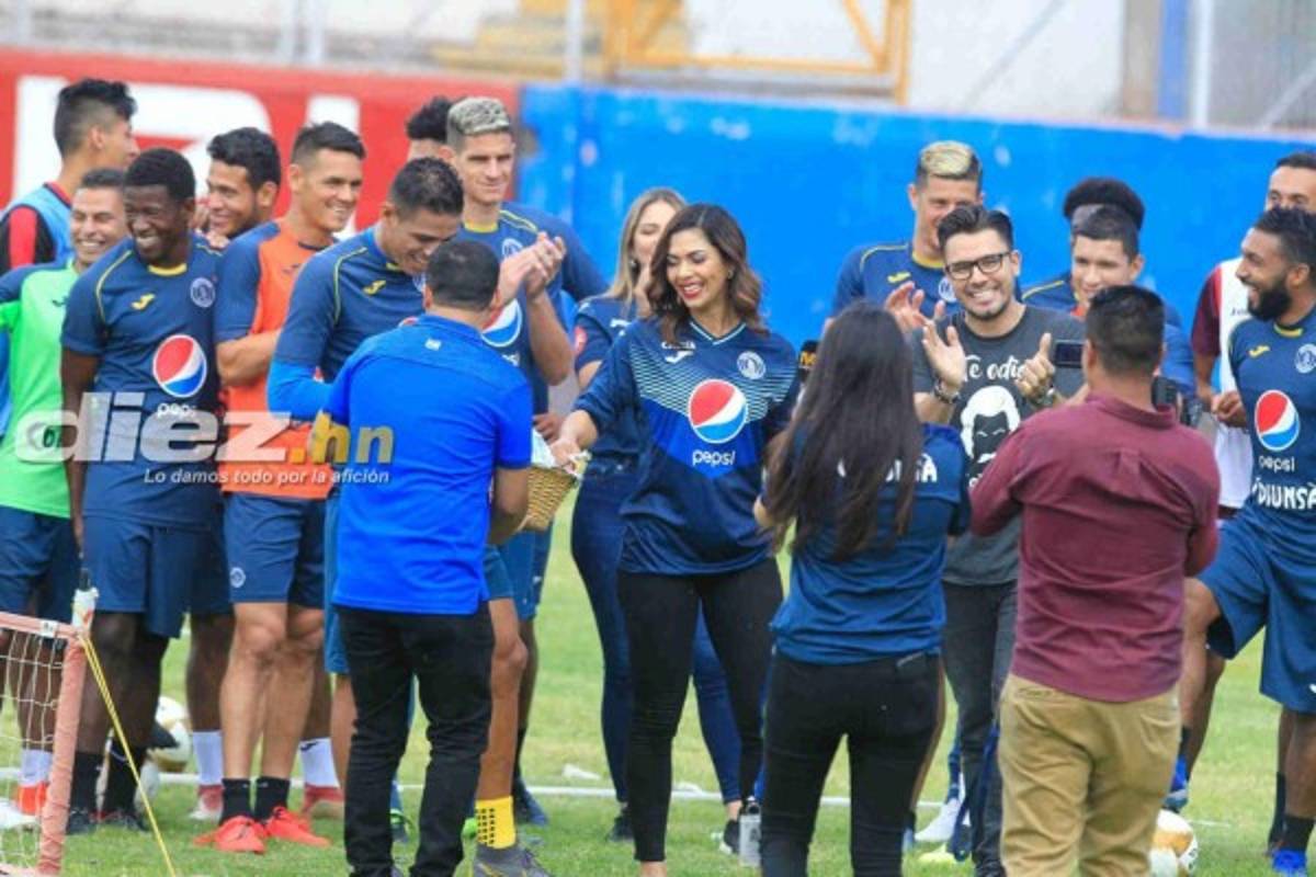 Bella presentadora olimpista sorprende a jugadores del Motagua llevándoles comida al entrenamiento