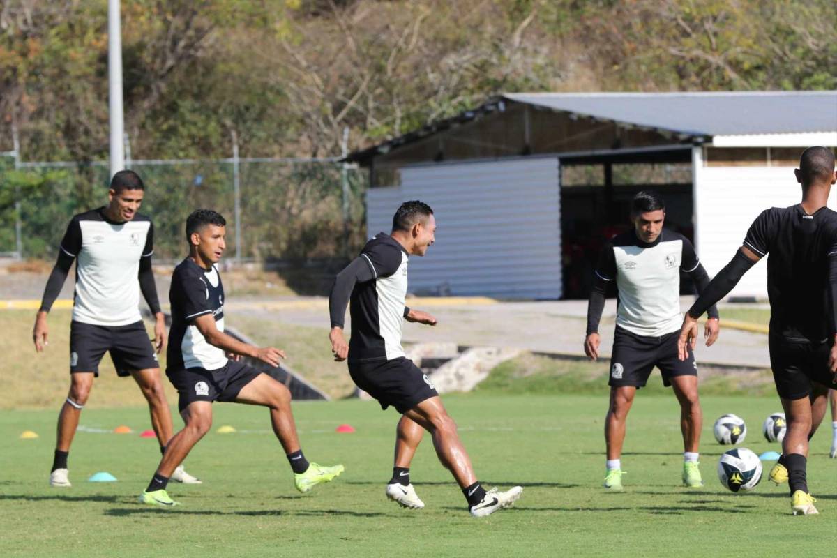 Futbolistas del Olimpia reciben los trofeos de Premios DIEZ, nuevo look ¿Posible sorpresa en el 11 titular?