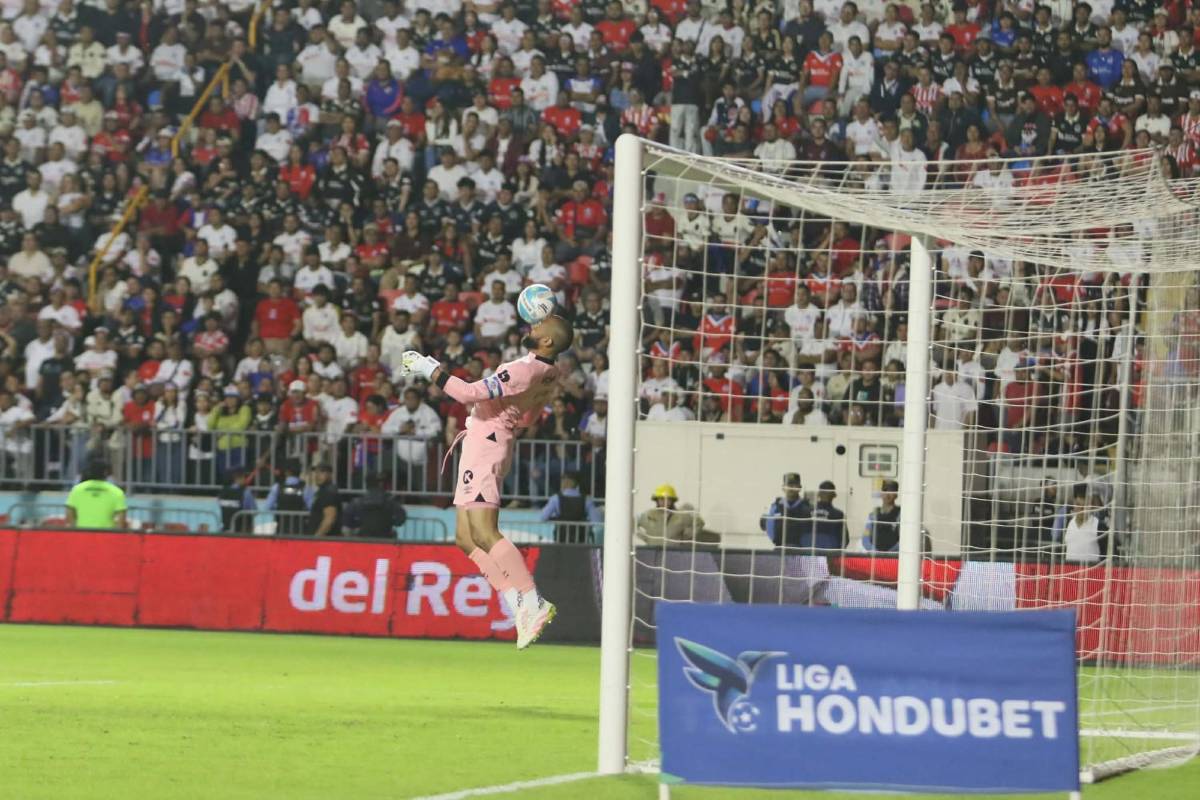 La Cybertruck de la 40, jugador casi se traga un confeti, los chalecos y locura de Espinel: las fotos más curiosas del título del Olimpia