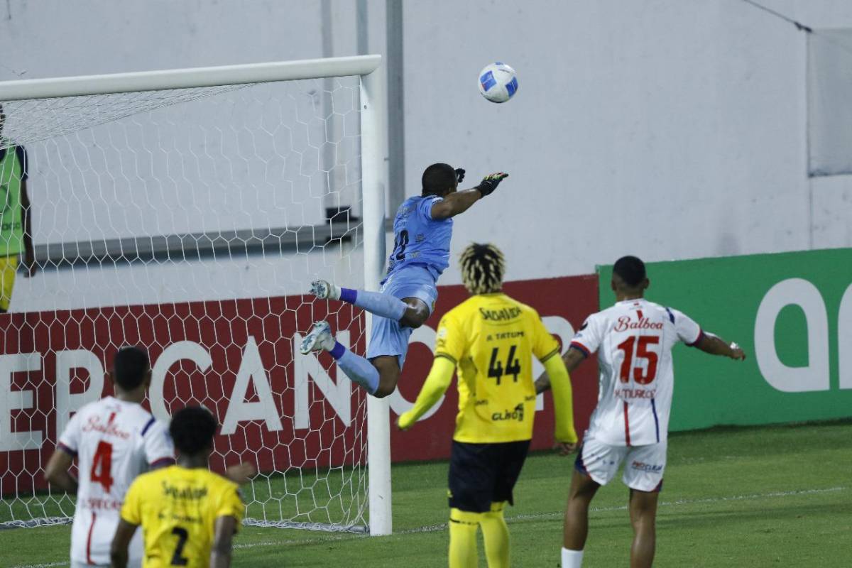 Atajadón de Buba López, pero Plaza Amador silencia el Morazán: la tristeza de Real España y belleza en las gradas