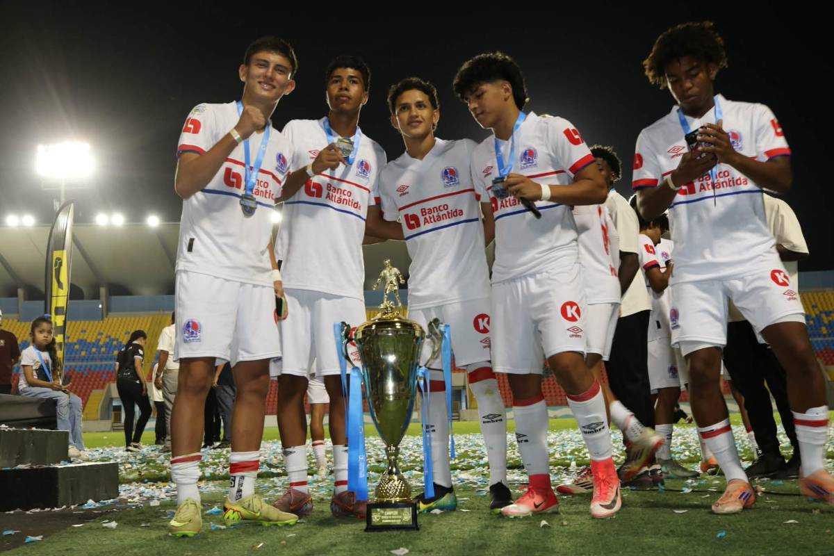 Imágenes: Olimpia celebró su título 11 en reservas y una leyenda los acompañó
