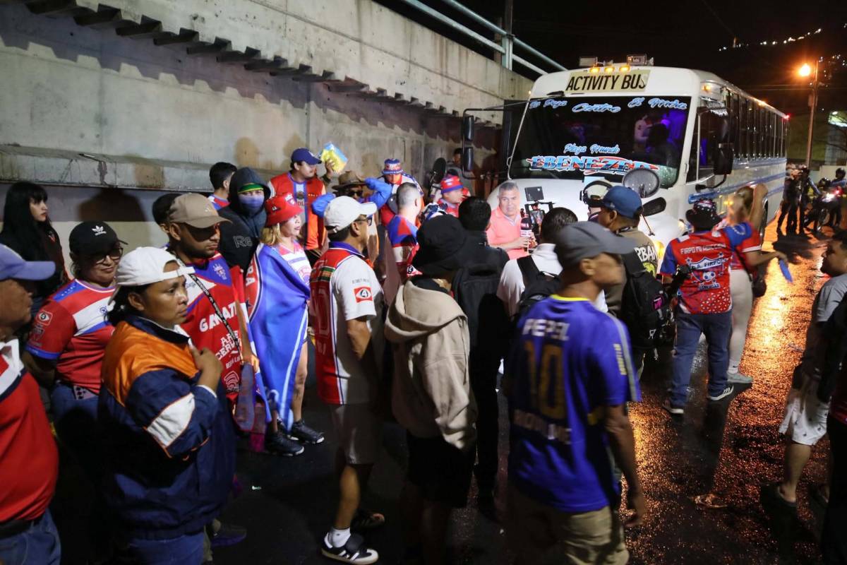 Ambientazo: el show de la Ultra Fiel y lindas chicas en la previa del Olimpia vs. Firpo