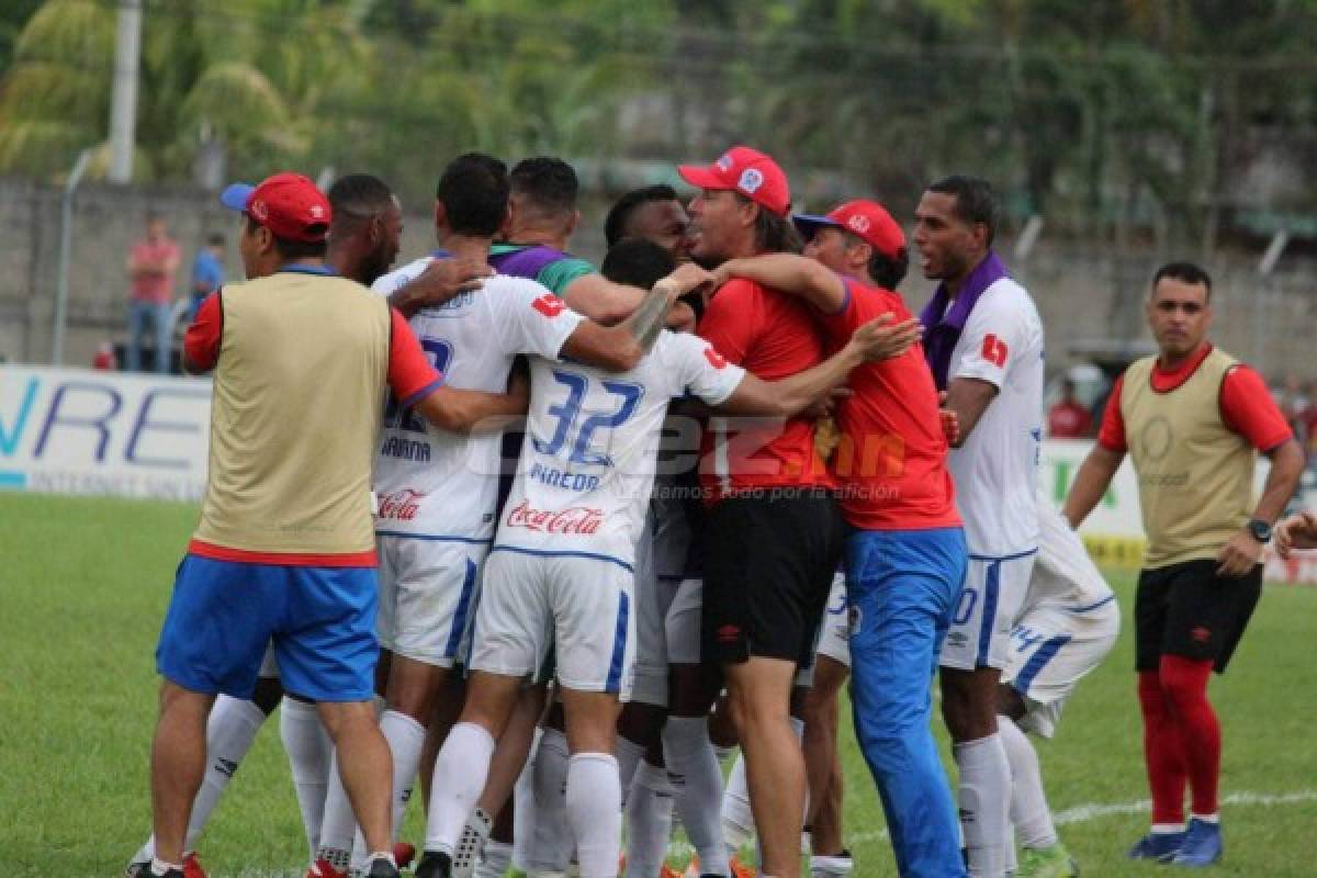 El emotivo festejo de Pedro Troglio, Firulais en la cancha y la fiesta blanca en Tocoa