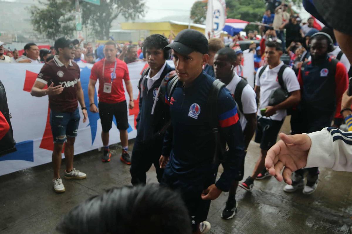 Imágenes: Así le reclamó la Ultra Fiel al Olimpia, los encerraron ¿Cuál fue la reacción de Eduardo Espinel?