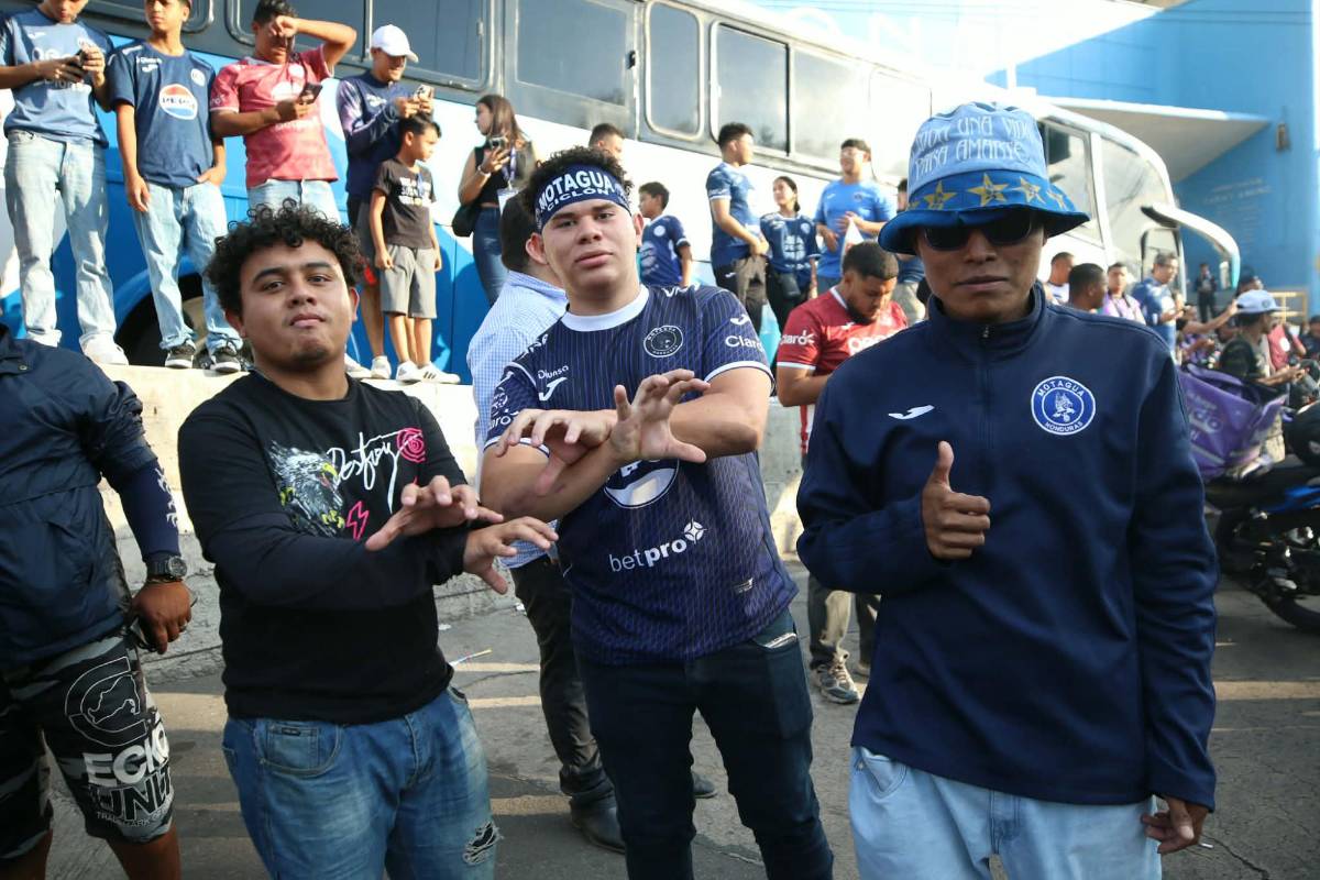 Chicas, niños y el sujeto que bajó del bus del Génesis previo al partido vs Motagua