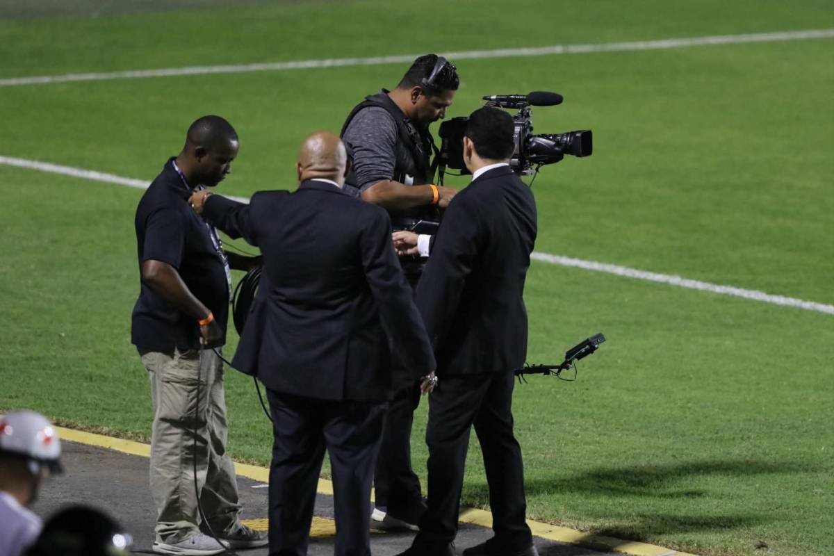 La Cybertruck de la 40, jugador casi se traga un confeti, los chalecos y locura de Espinel: las fotos más curiosas del título del Olimpia