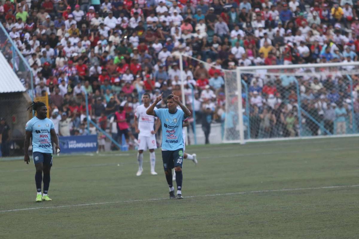 Olimpia se fue humillado, furia de Espinel, ex del León le gritó el gol a la banca y directivo bajó a hablar con los jugadores tras goleada ante Génesis PN