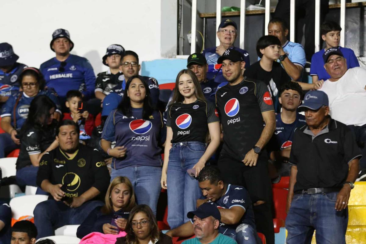 ¡Bellezas en el Nacional! Aficionada tica roba miradas y catrachas lucen espléndidas en el Motagua vs Alajuelense