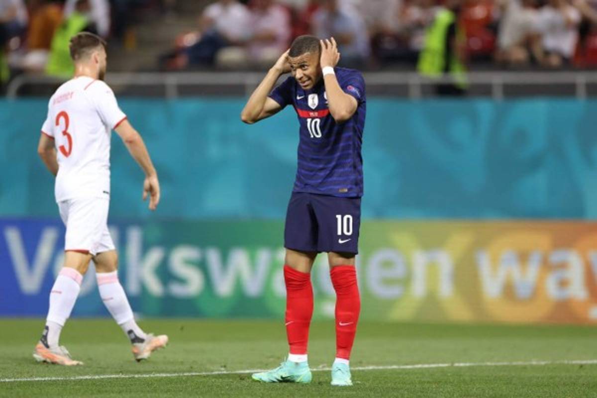 La tristeza de Mbappé, aficionado invade y crack de Suiza no hace caso a Cristiano Ronaldo con la Coca Cola