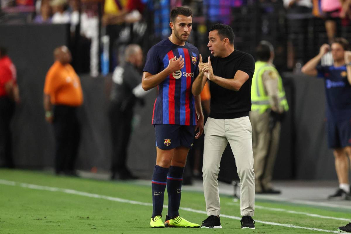 Xavi Hernández dando instrucciones a Eric García durante la victoria del Barcelona sobre el Real Madrid en Clásico que se jugó en Las Vegas.