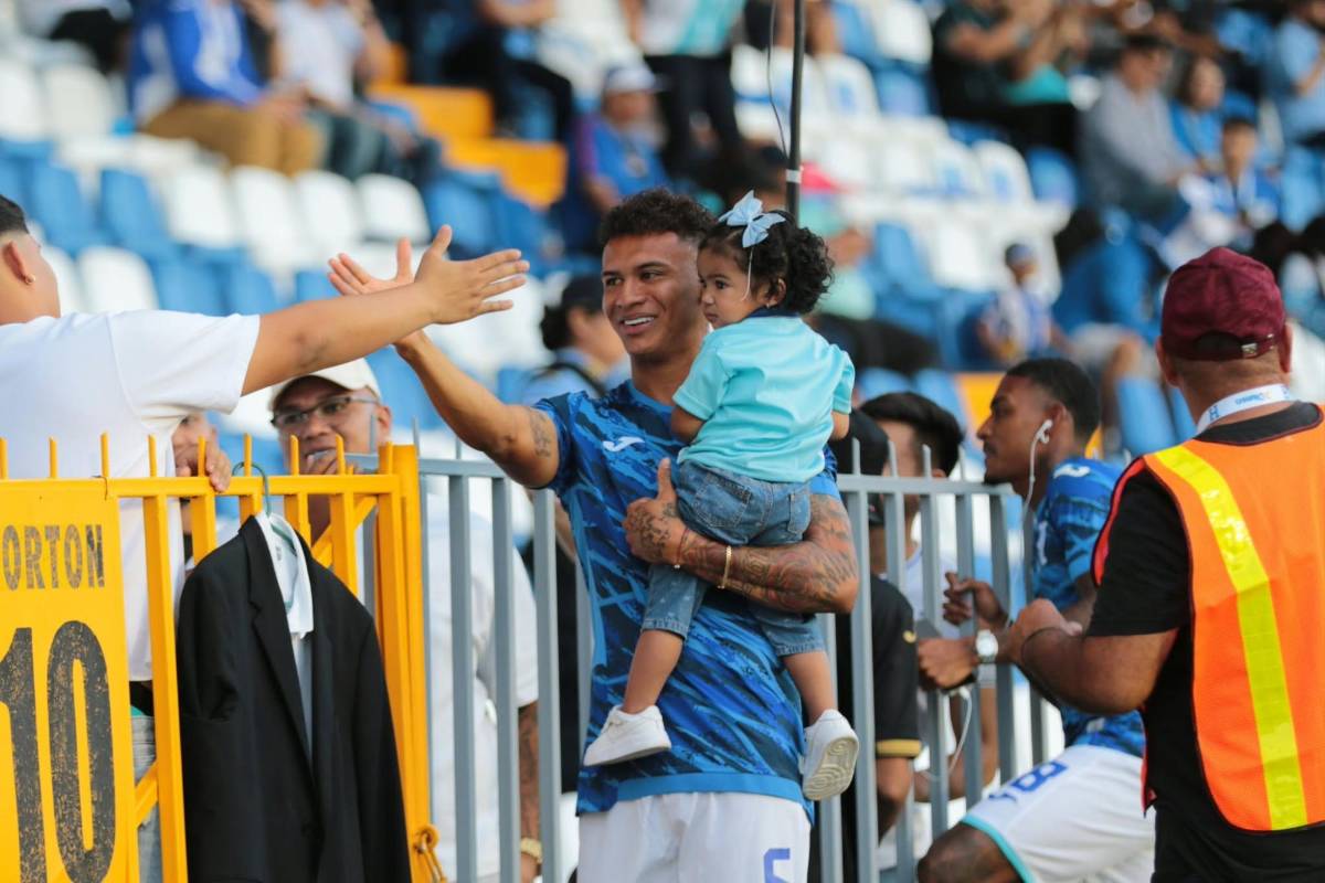El club que vino a ver a Keyrol,  incómodo beso a Kervin y la de verde se robó las miradas