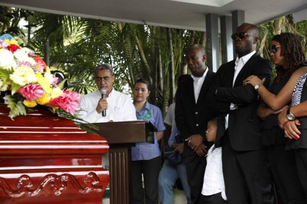 Así fue el sufrimiento de David Suazo y su familia en el último adiós a su padre