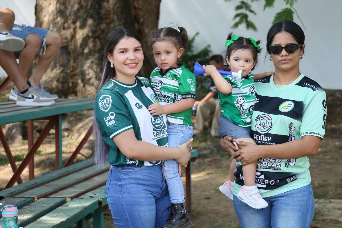 ¿Quién es la aficionada que robó suspiros? Ambientazo se vive con el partido del descenso entre Juticalpa FC y Real Sociedad