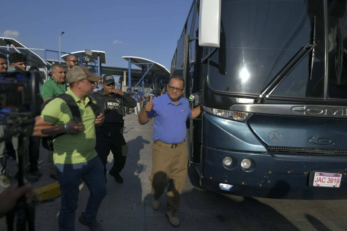 Chicas, niños y el sujeto que bajó del bus del Génesis previo al partido vs Motagua