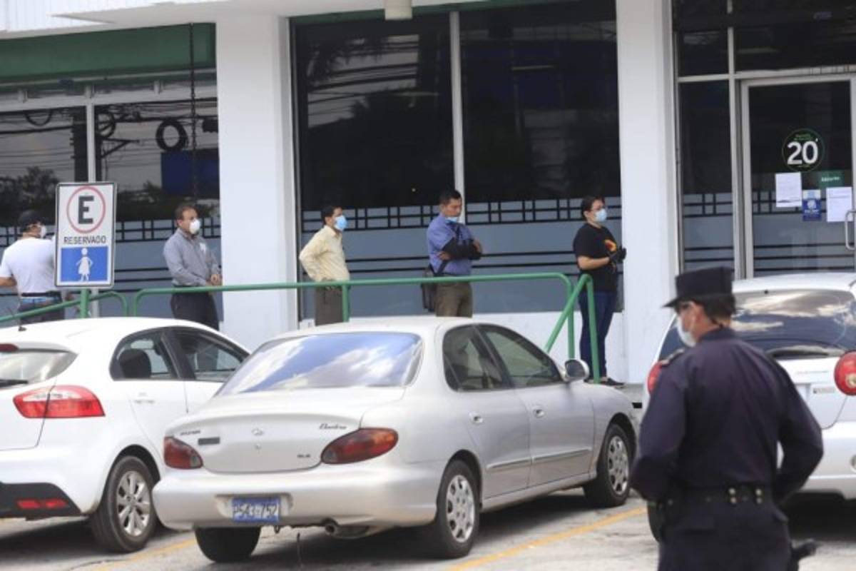 Salvadoreños comienzan a acatar la medidas de distanciamiento y Nayib Bukele lo presume