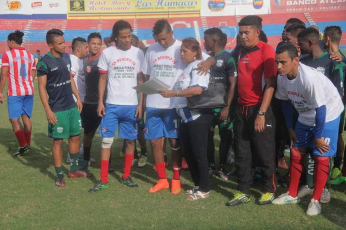 FOTOS: Arnold Peralta vivirá por siempre en el corazón del Murcia y del Vida