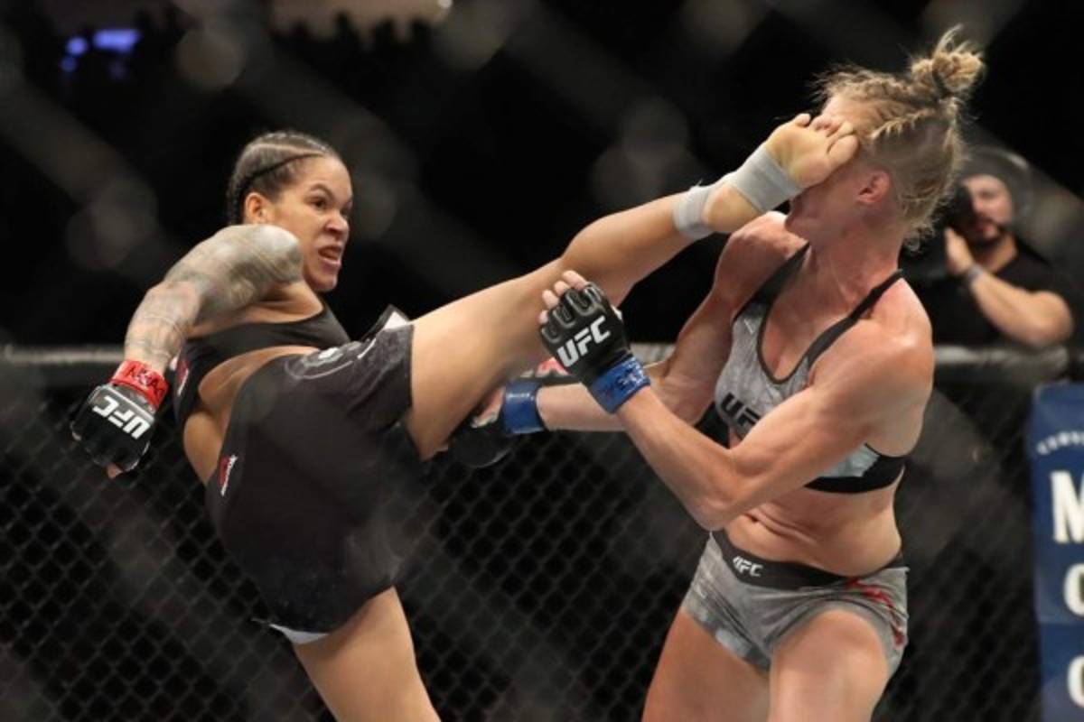 Amanda Nunes, posa de forma intima en Instagram con sus cinturones de campeona de la UFC