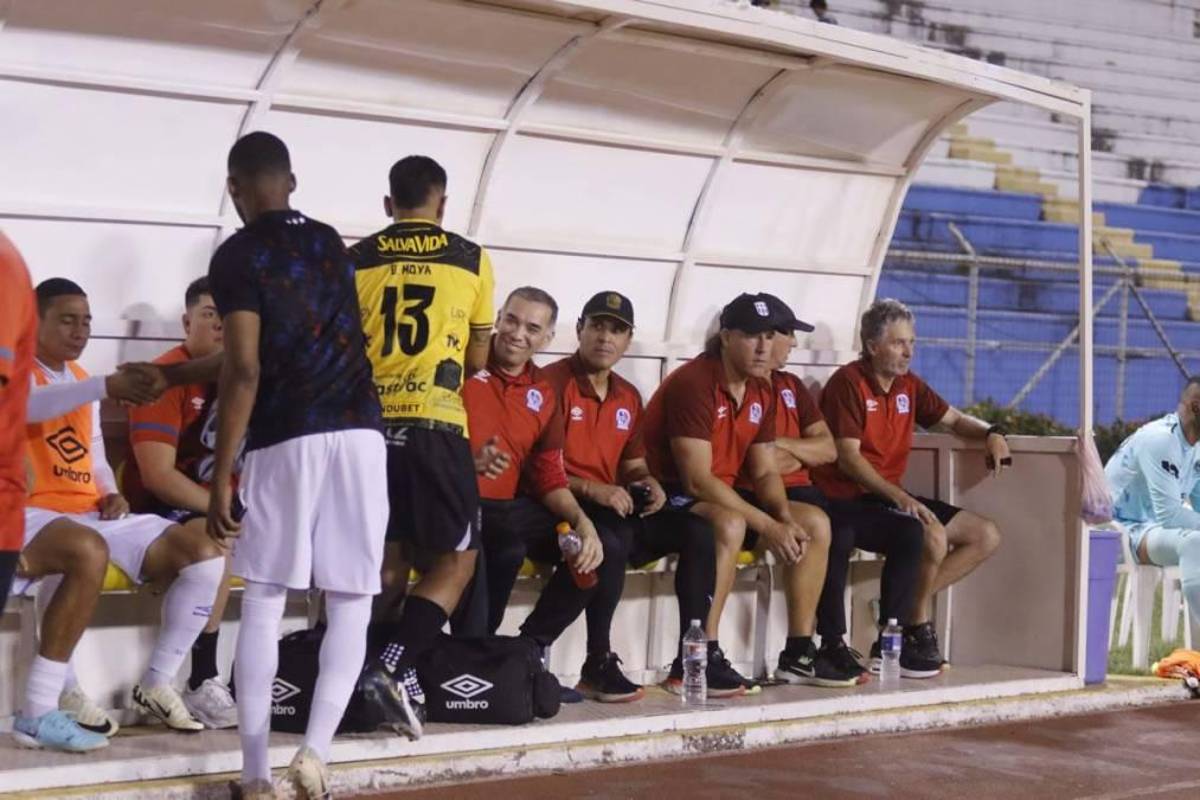 NO SE VIO EN TV: Feo gesto de Moya a Troglio, la modelo que reapareció y lo insólito que pasó en el Real España - Olimpia