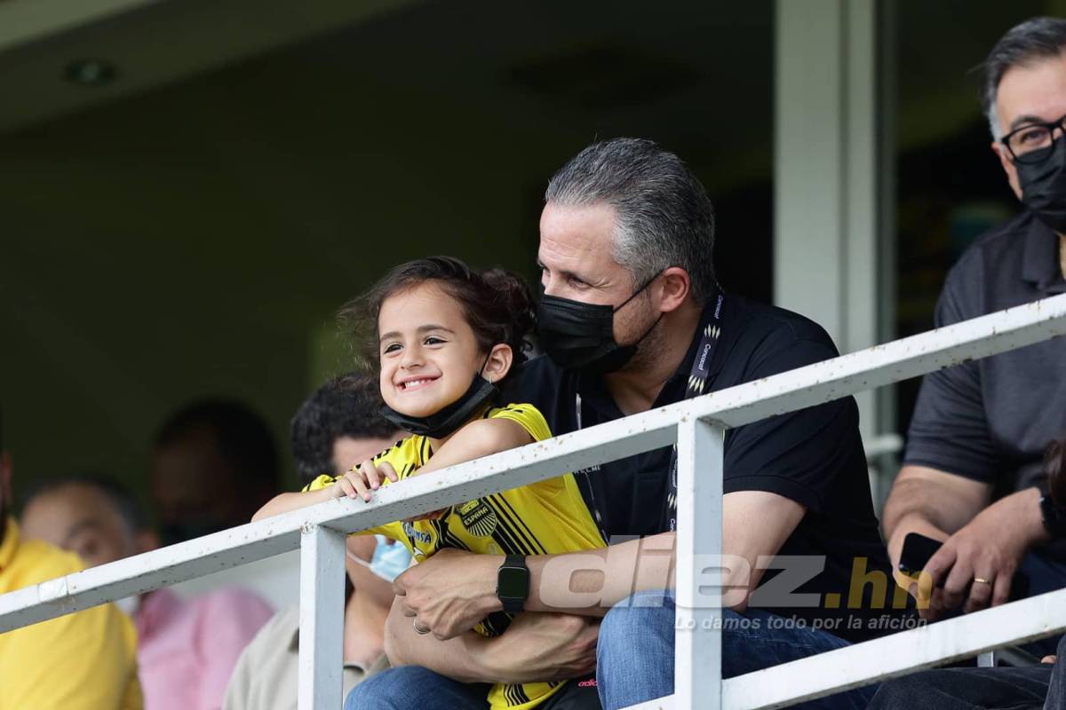 Diego Vázquez viendo al Real España, las preciosas chicas y los aficionados del Cartaginés que sufrieron en el Morazán