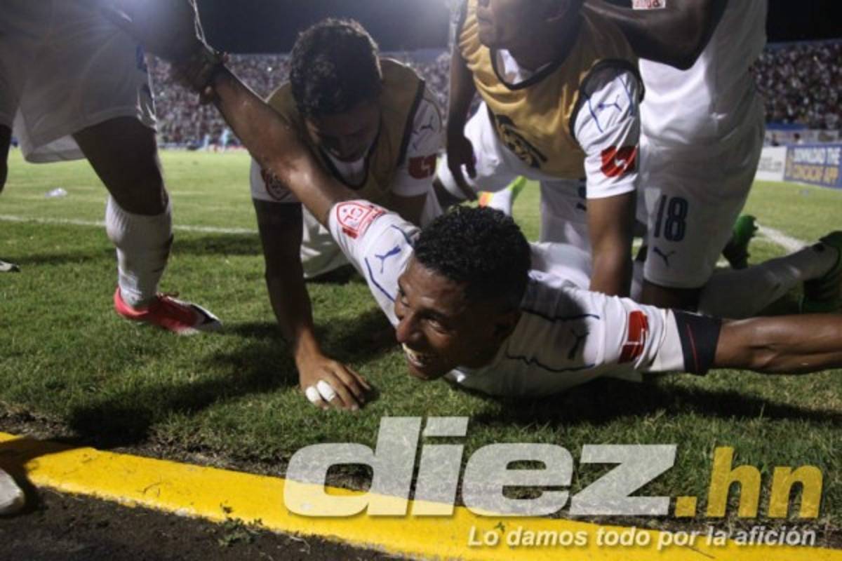 NO VISTE EN TV: El festejo del Olimpia y la bengala en el césped  