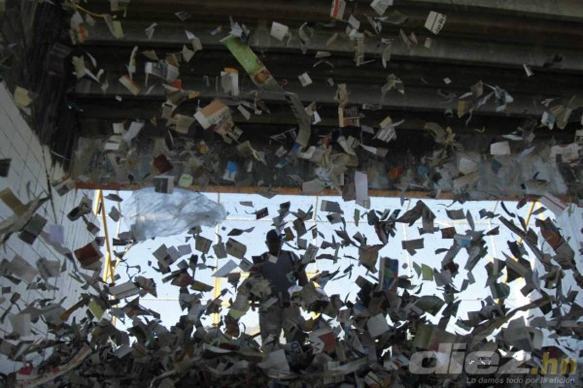 Botellas de vidrio, portones rotos y piedras, así amaneció el estadio Morazán