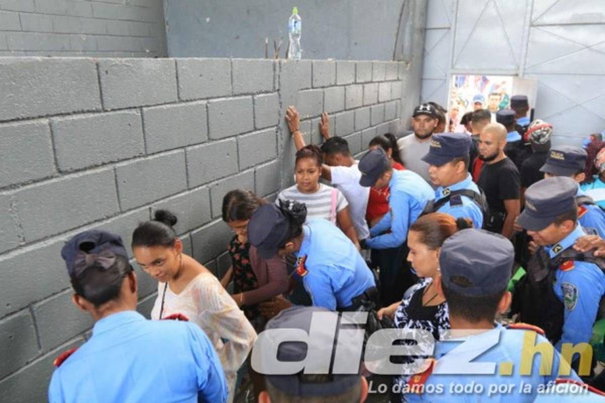 Bonito ambiente en el estadio Nacional para la final Olimpia-Motagua