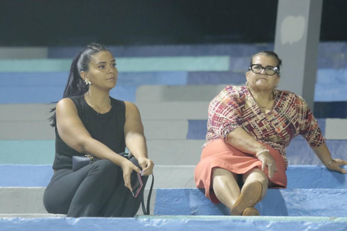 Llegando al Nacional se le avalanzaron a Moreira, las bellezas del Real España y el detalle de Jefryn Macías