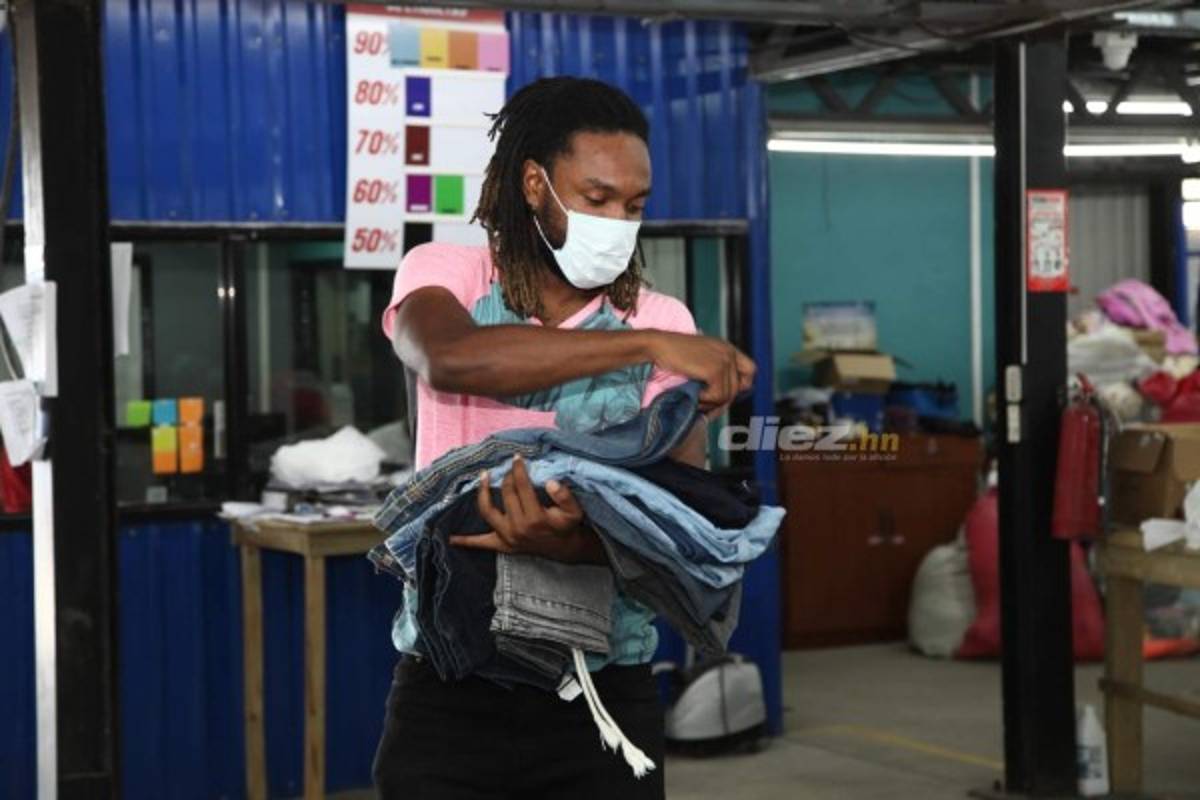Así es el trabajo de Roy Smith cargando bultos y seleccionando ropa en una bodega de ropa