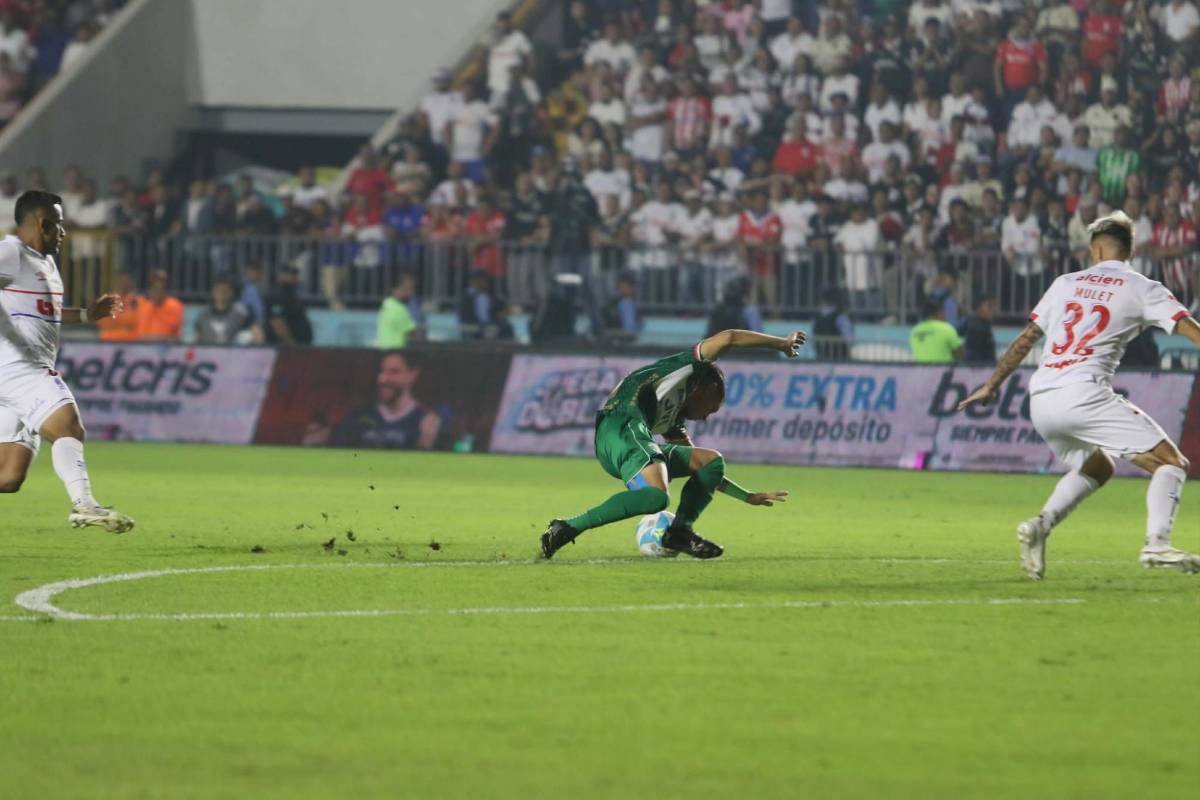 La Cybertruck de la 40, jugador casi se traga un confeti, los chalecos y locura de Espinel: las fotos más curiosas del título del Olimpia