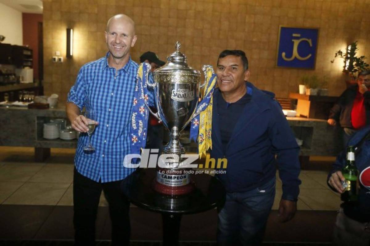 EN FOTOS: La íntima celebración de Motagua en su camerino tras ganar la copa 16