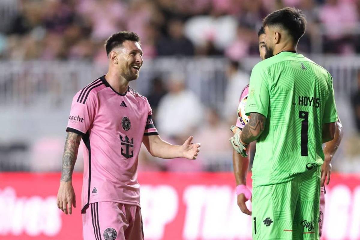 Beso a Messi, lindo gesto de Leo con Newell’s y el jugador que se llevó la camisa del “10” en su partido más especial