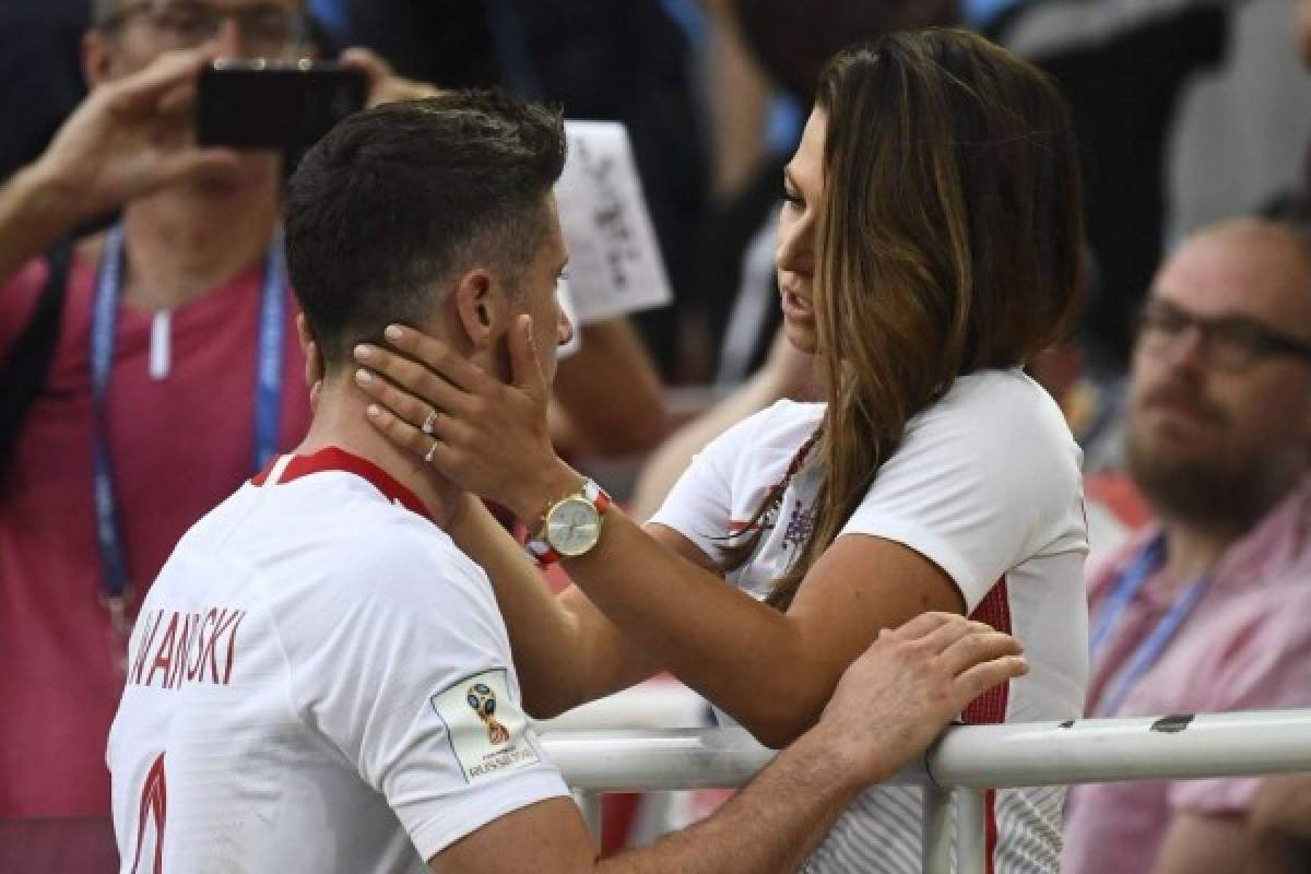 Momento romántico del Mundial: Lewandowski buscó a su novia y fue consolado tras la derrota