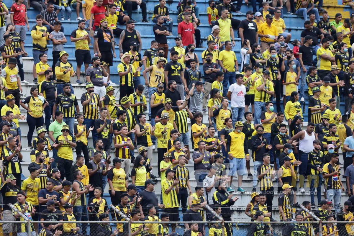 Diego Vázquez viendo al Real España, las preciosas chicas y los aficionados del Cartaginés que sufrieron en el Morazán