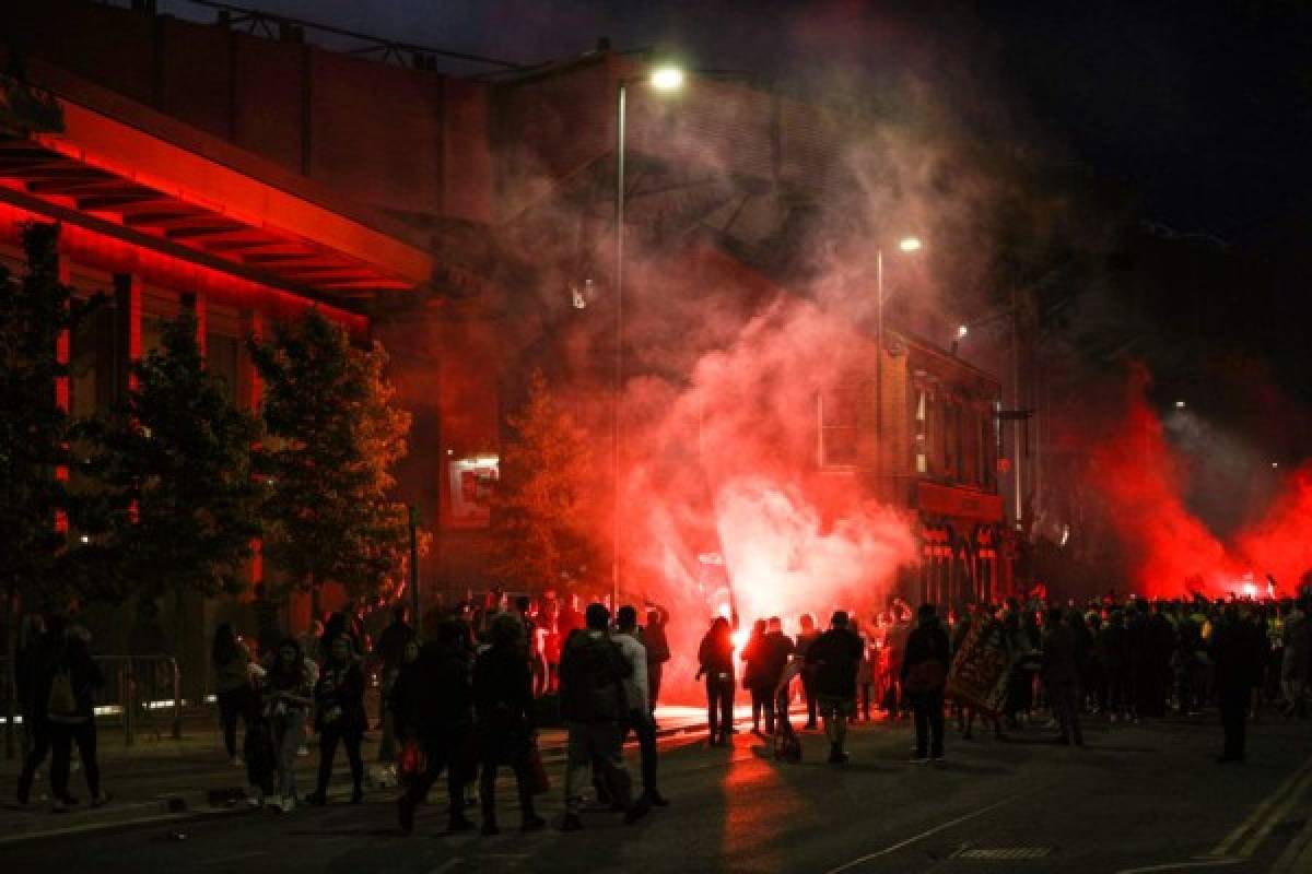 ¡Locura total! El espectacular festejo del Liverpool tras recibir el trofeo de la Premier League